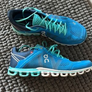 On Cloudflow running sneaker